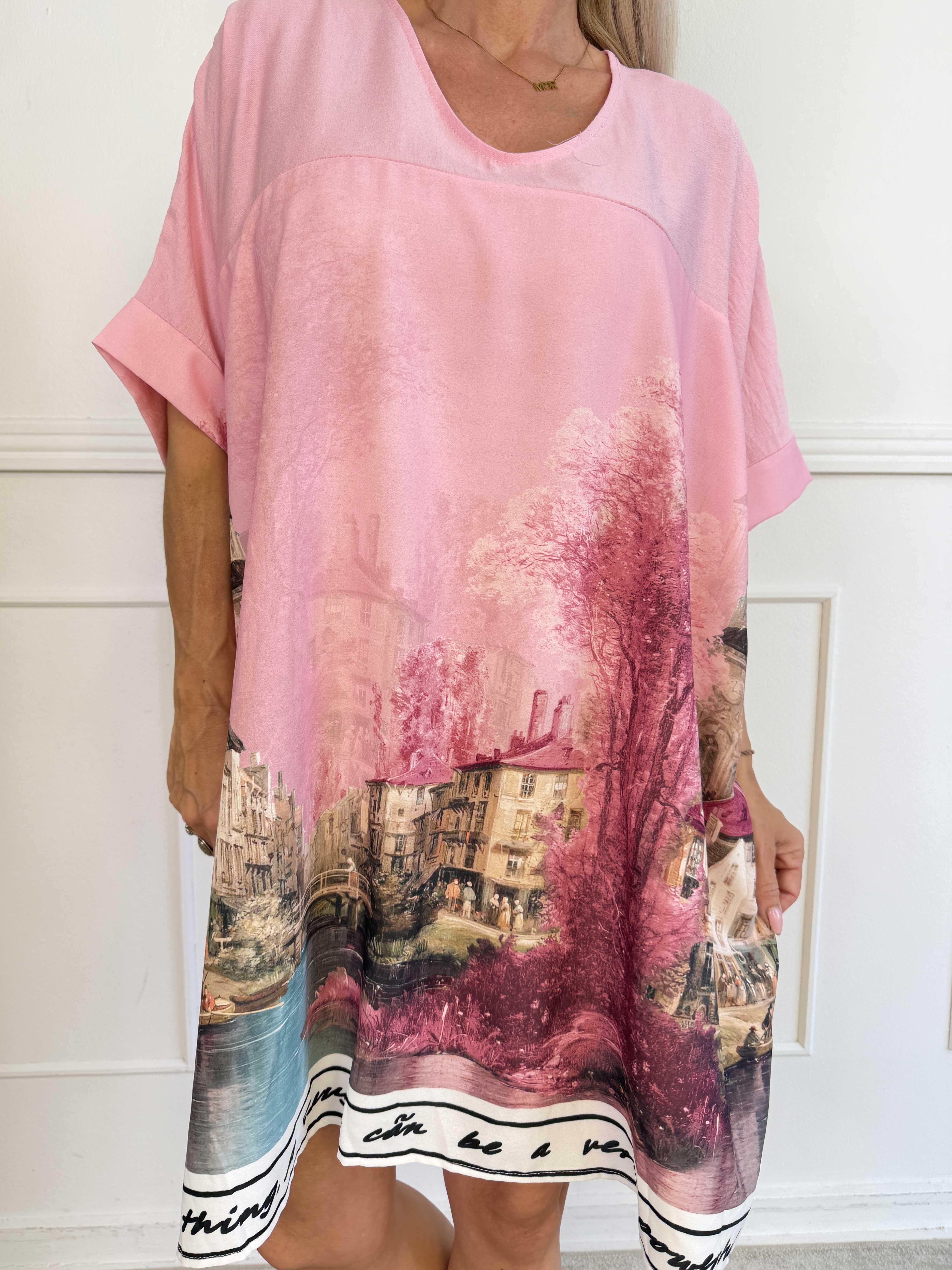 Emaan - Plus size tunikakjole i blød viskose med et smukt bylandskabsmotiv